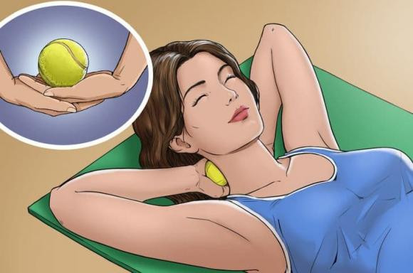 Nằm xuống sàn cứng. Gập đầu gối của bạn và đặt bàn chân trên mặt đất. Đặt một quả bóng tennis dưới cổ và giữ nó bằng hai tay. Hãy để trọng lượng của chính cơ thể bạn tạo áp lực và lắc lư qua lại. Thực hiện động tác xoa bóp này trong vài phút. Nằm xuống sàn cứng. Gập đầu gối của bạn và đặt bàn chân trên mặt đất. Đặt một quả bóng tennis dưới cổ và giữ nó bằng hai tay. Hãy để trọng lượng của chính cơ thể bạn tạo áp lực và lắc lư qua lại. Thực hiện động tác xoa bóp này trong vài phút.