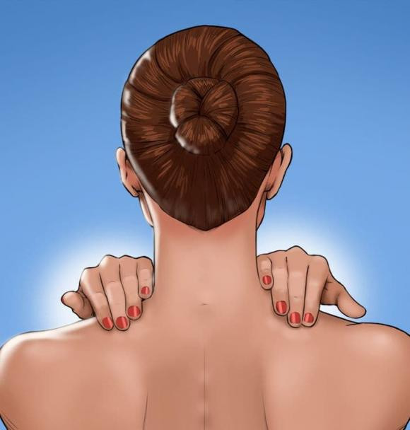 Đặt các ngón tay lên vai gần cổ. Tạo áp lực bằng cách dùng ngón tay ấn xuống. Bạn có thể xoa bóp điểm này hoặc chỉ cần giữ nó trong 4 đến 5 giây. Đặt các ngón tay lên vai gần cổ. Tạo áp lực bằng cách dùng ngón tay ấn xuống. Bạn có thể xoa bóp điểm này hoặc chỉ cần giữ nó trong 4 đến 5 giây.
