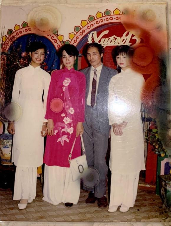 Thúy Hằng và Thúy Hạnh năm 15 tuổi bên bố mẹ. Thúy Hằng và Thúy Hạnh năm 15 tuổi bên bố mẹ.