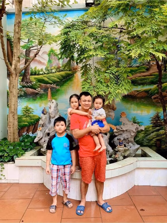 Lần hiếm hoi, nghệ sĩ Tự Long khoe ảnh có đủ 3 con?