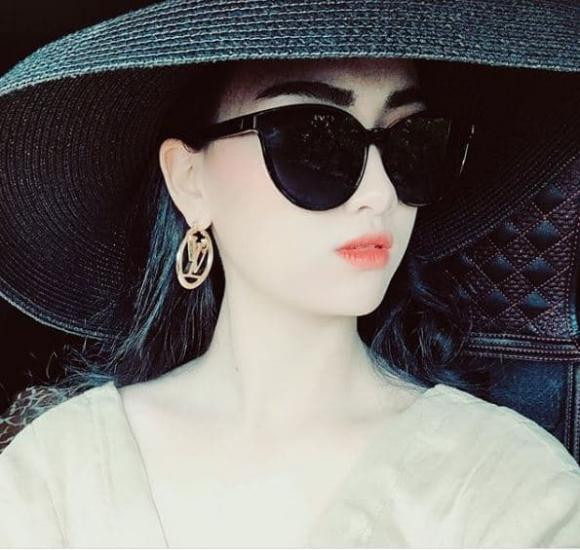 Minh Nguyệt vẫn trẻ trung, xinh đẹp dù đã trải qua một lần sinh nở. Minh Nguyệt vẫn trẻ trung, xinh đẹp dù đã trải qua một lần sinh nở.