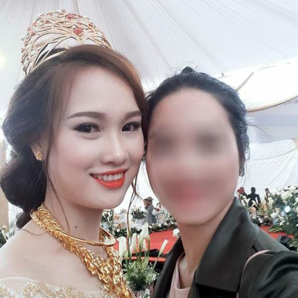 Cô dâu được mẹ chồng trao vương miện 100 cây vàng. Cô dâu được mẹ chồng trao vương miện 100 cây vàng.