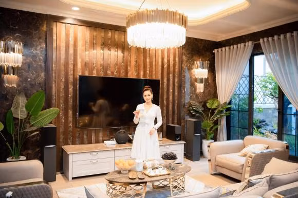 Không gian phòng khách và nhà bếp trong căn biệt thự của Lã Thanh Huyền vô cùng sang trọng với các vật dụng đắt giá.