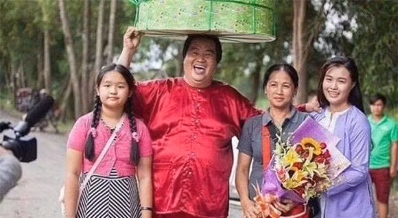 Vợ chồng diễn viên Hoàng Mập và 2 cô con gái xinh xắn, đáng yêu.