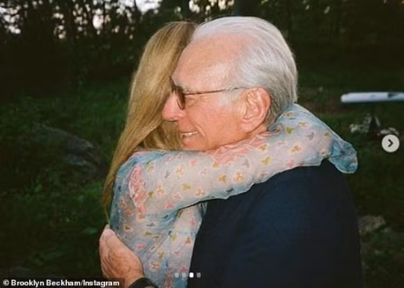 Vợ sắp cưới của Brooklyn ôm người cha tỷ phú của mình.