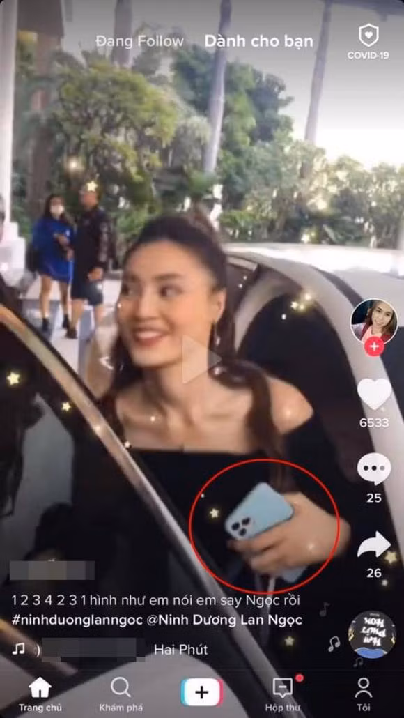 Trước đó không lâu, cặp đôi này còn bị phát hiện sử dụng ốp điện thoại đôi, cùng nhau đi du lịch Singapore.