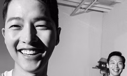 Song Joong Ki xuất hiện với diện mạo mới toanh bên cạnh nhân vật đặc biệt