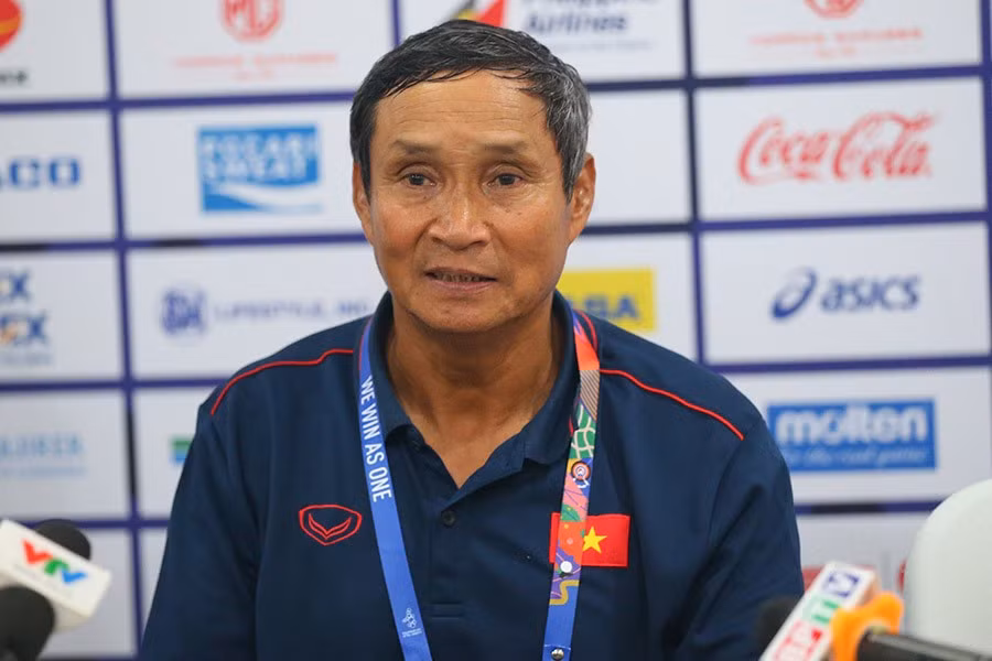  HLV Mai Đức Chung thận trọng trước trận mở màn SEA Games.
