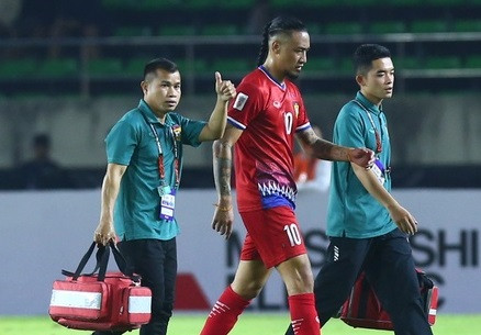 Billy Ketkeophomphone sớm chia tay AFF Cup vì chấn thương.