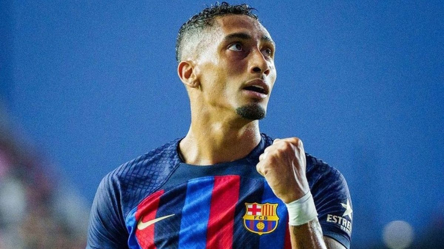 Raphinha của Barcelona nằm trong tầm ngắm của Man City.