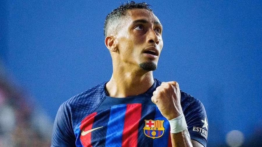 Raphinha của Barcelona nằm trong tầm ngắm của Man City.