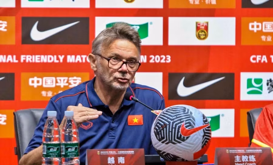 HLV Troussier thất vọng với trận thua Uzbekistan.