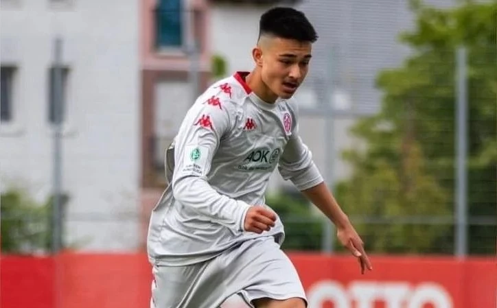 Thomas-Lê Desurmont được U17 Mainz 05 gia hạn hợp đồng.