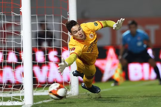 Filip Nguyễn được HLV Troussier rèn kỹ năng đặc biệt.