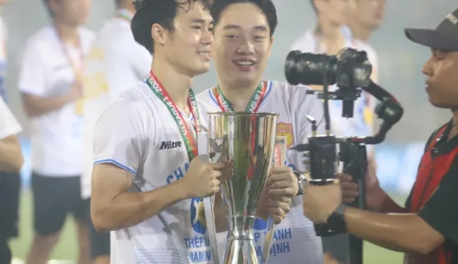 Văn Toàn vô địch V-League cùng CLB Nam Định.