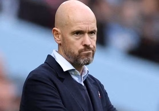 HLV Erik ten Hag bị chỉ trích vì không tin dùng Ronaldo.