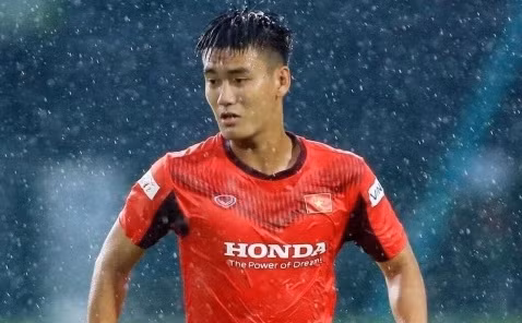 Tiền vệ Hoàng Văn Hải quyết định treo giày ở tuổi 22.