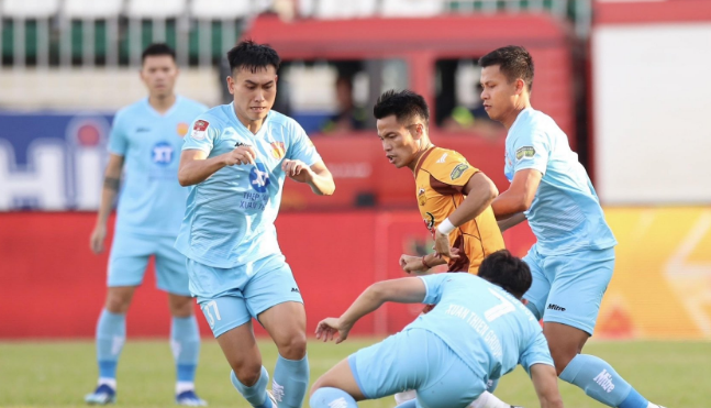 Hoàng Anh Gia Lai bất phân thắng bại Nam Định ở vòng 18 V-League.