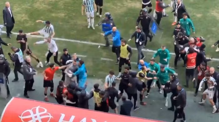 Bóng đá Thổ Nhĩ Kỳ tiếp tục tái diễn tình trạng bạo lực trên sân cỏ.