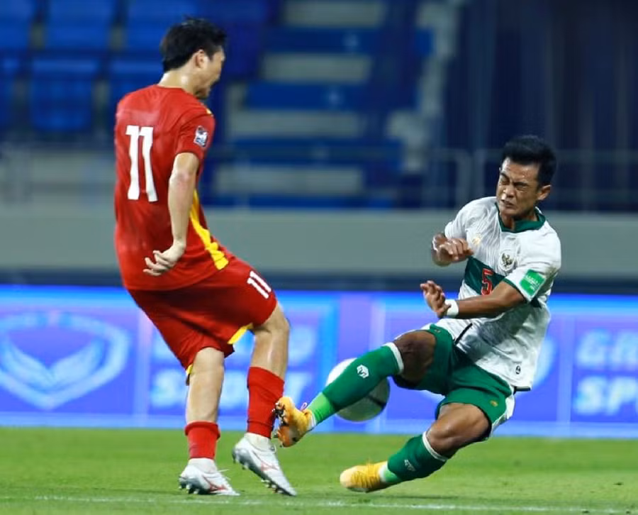 Tuấn Anh đã phải rời sân sau pha vào bóng rất thô bạo của cầu thủ Indonesia.