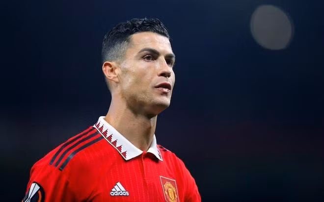 Ronaldo liên tục gây chú ý với vụ lùm xùm với Man United.