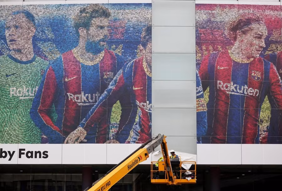 Hình ảnh Messi bị gỡ khỏi SVĐ Camp Nou.