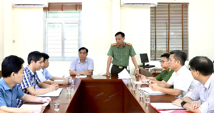 Đoàn công tác làm việc tại Trường THPT Hưng Hoá, huyện Tam Nông.