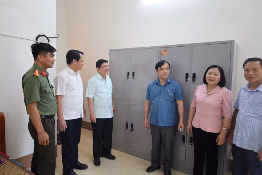 Đoàn công tác kiểm tra tại Trường THPT Quế Lâm, huyện Đoan Hùng.