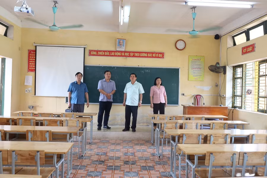 Đoàn công tác kiểm tra tại Trường Phổ thông Dân tộc Nội trú tỉnh Phú Thọ.