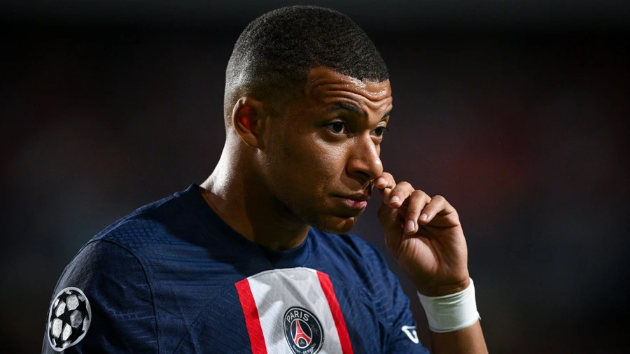 Jamie Carragher khuyên Mbappe rời PSG sau thất bại ở C1.