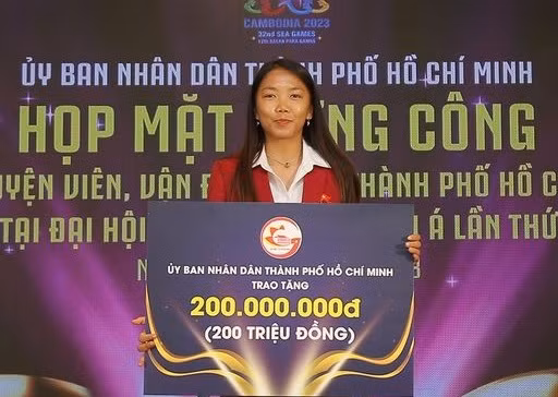 Huỳnh Như nhận phần thưởng 200 triệu đồng từ Ủy ban nhân dân TP Hồ Chí Minh.
