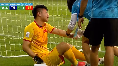 Mắc sai lầm dẫn đến bàn thua, Văn Toàn còn gặp chấn thương khá nặng.