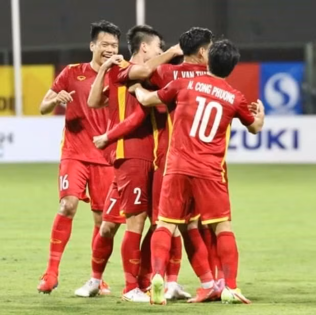 Tuyển Việt Nam vươn lên dẫn đầu bảng B sau chiến thắng trước Malaysia.