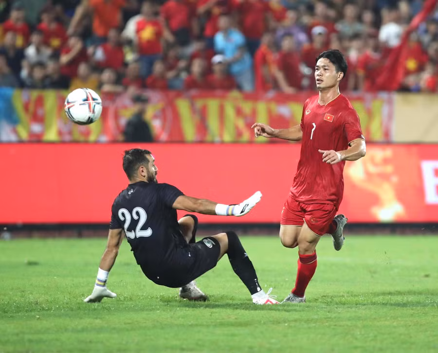 Công Phượng ghi bàn góp công giúp tuyển Việt Nam thắng cách biệt Palestine.