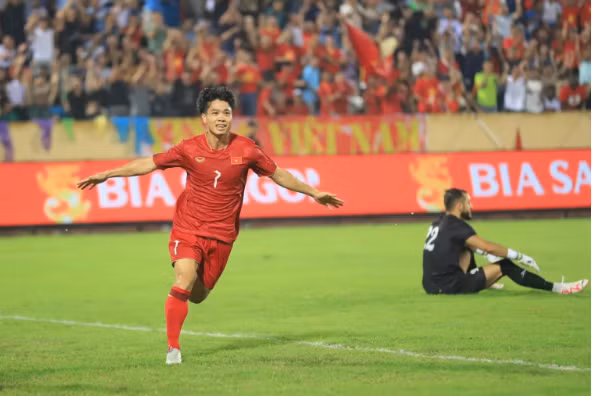Công Phượng tỏa sáng giúp tuyển Việt Nam đánh bại Palestine trên sân Thiên Trường.