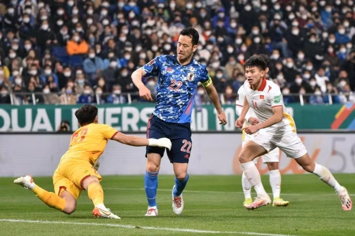 Nguyên Mạnh mắc sai lầm trong bàn thua của đội tuyển Việt Nam.