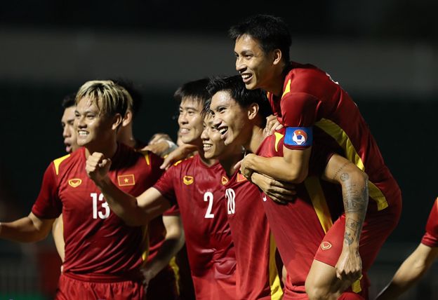 Tuyển Việt Nam trên sân cỏ nhân tạo trận gặp Singapore ở lượt trận 3 AFF Cup.