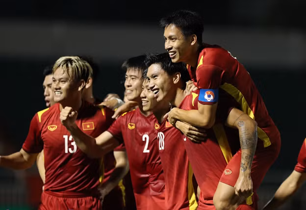 Tuyển Việt Nam trên sân cỏ nhân tạo trận gặp Singapore ở lượt trận 3 AFF Cup.