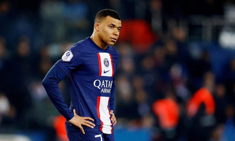 Mbappe tập luyện trở lại trong màu áo PSG.