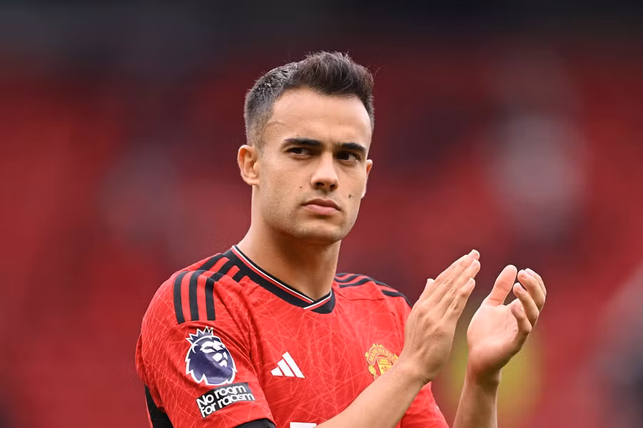 Sergio Reguilon chia tay Man United trở lại Tottenham.