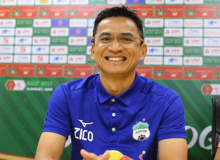 HLV Kiatisak tâm phục sau trận thua Hà Nội FC ở vòng 11.