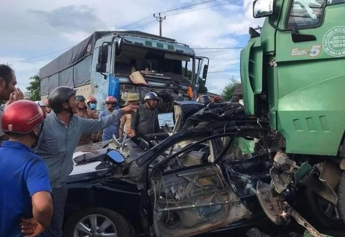 Xe chở các thành viên của Hoàng Anh Gia Lai tử nạn vì tai nạn giao thông trên đường về Pleiku. Xe chở các thành viên của Hoàng Anh Gia Lai tử nạn vì tai nạn giao thông trên đường về Pleiku.