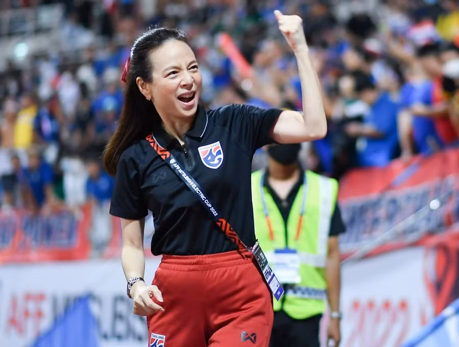 Madam Pang giúp cầu thủ Thái Lan có cơ hội sang Tây Ban Nha chơi bóng hậu AFF Cup.