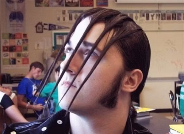 Còn anh chàng này lại kèo tóc phía sau lên rồi vuốt keo tạo kiểu mái thành ra như thế này. (Ảnh: Internet)