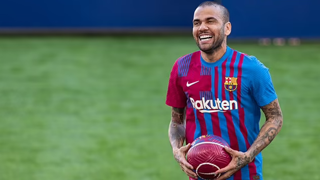 Alves sẽ nhận lương khoảng 155.000 euro mỗi năm tại Barca.