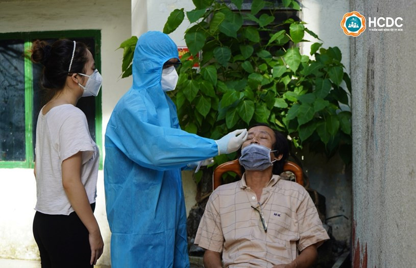 Nhân viên y tế hướng dẫn chi tiết, cẩn thận kỹ thuật lấy mẫu test nhanh cho người dân. Nguồn: Trung tâm Kiểm soát Bệnh tật TP Hồ Chí Minh. Ảnh: Nhân viên y tế hướng dẫn chi tiết, cẩn thận kỹ thuật lấy mẫu test nhanh cho người dân.