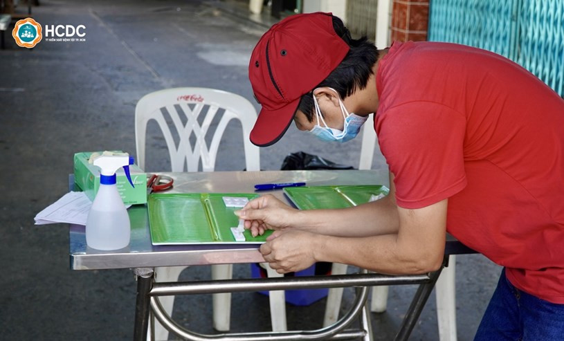 Người dân tự tay thực hiện lấy mẫu test nhanh cho chính mình. Nguồn: Trung tâm Kiểm soát Bệnh tật TP Hồ Chí Minh. Ảnh: Người dân tự tay thực hiện lấy mẫu test nhanh cho chính mình.
