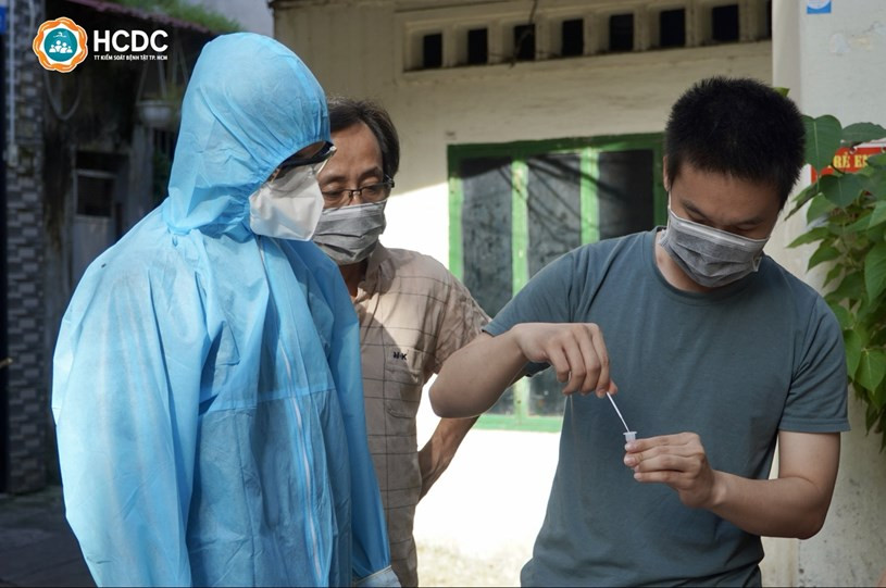 Người dân tự tay thực hiện lấy mẫu test nhanh cho người thân. Nguồn: Trung tâm Kiểm soát Bệnh tật TP Hồ Chí Minh. Ảnh: Người dân tự tay thực hiện lấy mẫu test nhanh cho người thân.