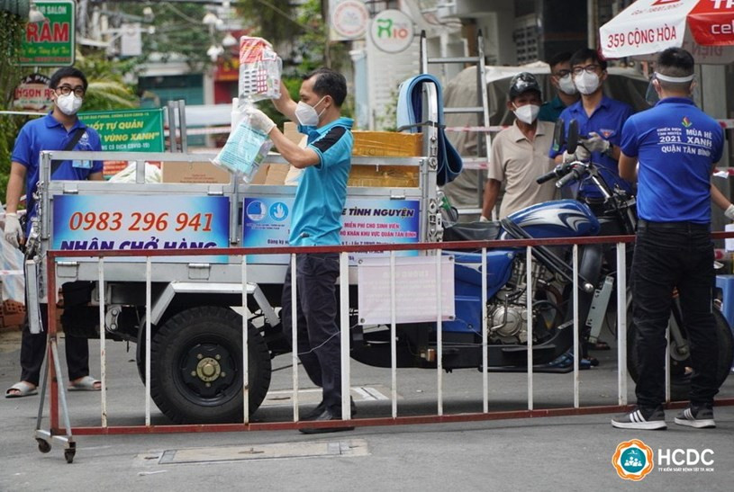 Những xe chở thuốc luôn sẵn sàng đưa thuốc đến cho người dân. Nguồn: HCDC TP Hồ Chí Minh. Những xe chở thuốc luôn sẵn sàng đưa thuốc đến cho người dân.