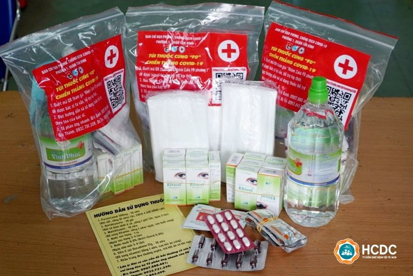 Các loại thuốc được phát gồm: Paracetamol 500g, Acetylcystein, MultiVitamin, nước súc họng, nước muối 0.9% (Natri Clorid 0,9%), viên C sủi Uscadimin C1g và khẩu trang. Nguồn: HCDC TP Hồ Chí Minh. Các loại thuốc được phát gồm: Paracetamol 500g, Acetylcystein, MultiVitamin, nước súc họng, nước muối 0.9% (Natri Clorid 0,9%), viên C sủi Uscadimin C1g và khẩu trang.